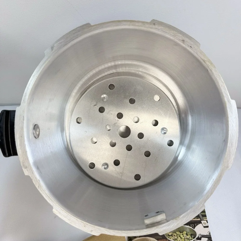 VTG 1977 Presto 4 Qt Pressure Cooker 017/PA4 Aluminum NOS Manual Regulator USA